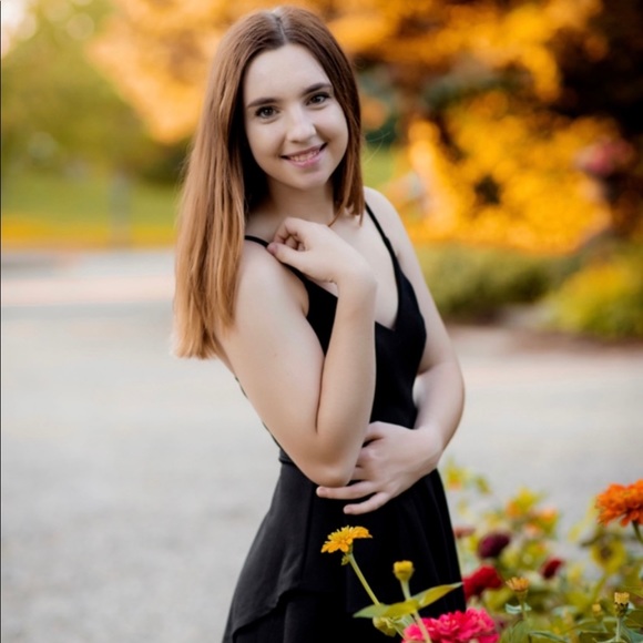 Meet your Posher, Alyssa // MAKE OFFERS ON CLOSET - Picture 3 of 6